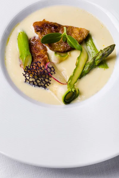 Balık çorbası, fasulye salatası, pırasa, bezelye salatası, turp, dantel cips, kabak ve kuşkonmaz fasulyesi.