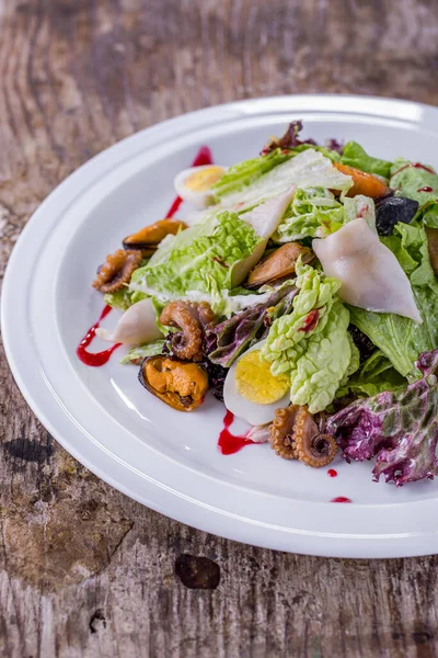 Salade Avec Calmar Poulpe Moules Aux Œufs Durs Laitue Chou — Photo