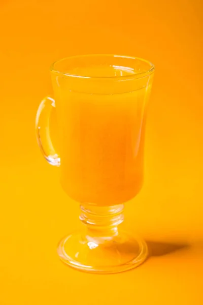 Herbata Rokitnika Przezroczystej Szklance Łodydze Uchwytem Szkło Stoi Żółtym Papierowym — Zdjęcie stockowe
