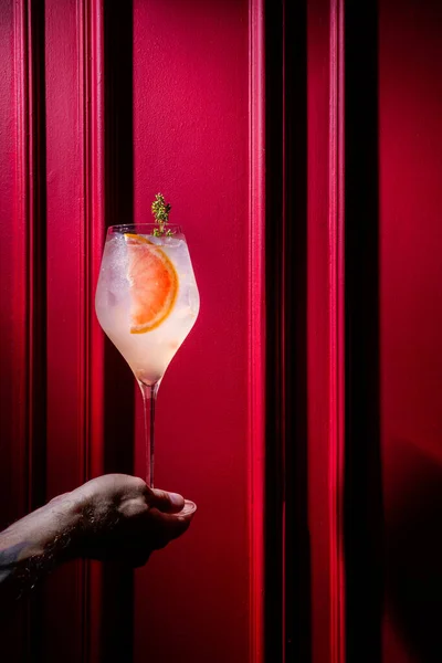 Cocktail Grass Grapefruit Ice Hand Red Wall Background — ストック写真