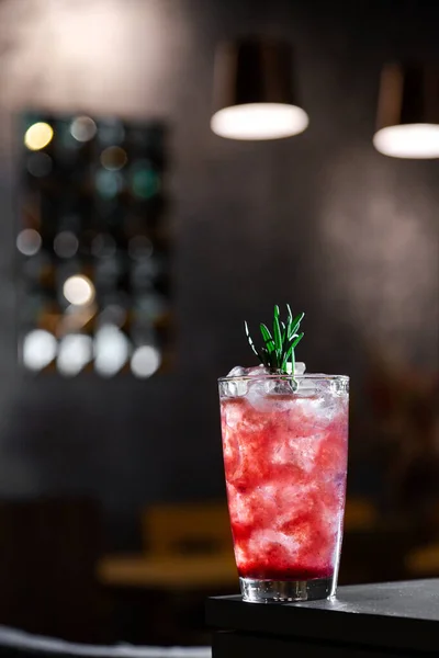 Cocktail Con Sciroppo Ghiaccio Rosmarino Bicchiere Che Staglia Sul Bordo — Foto Stock