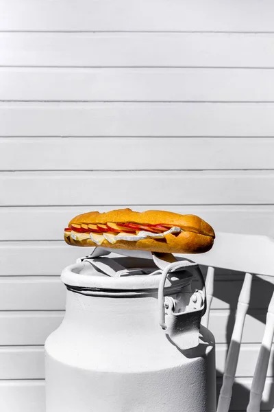 Сэндвич Сыром Бри Яблоком Белом Кресле Фоне Белой Деревянной Стены — стоковое фото