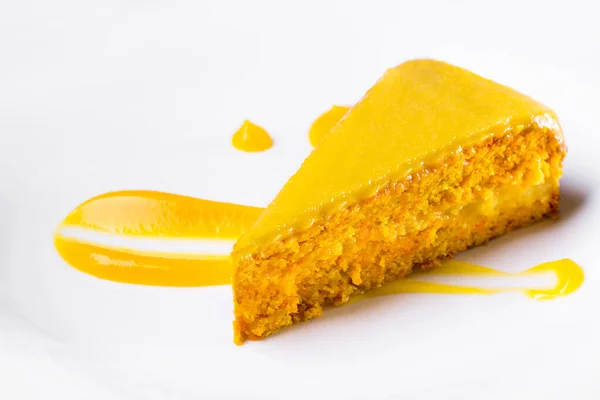 Uma Fatia Torta Cenoura Com Geléia Amarela Prato Branco Orientação — Fotografia de Stock