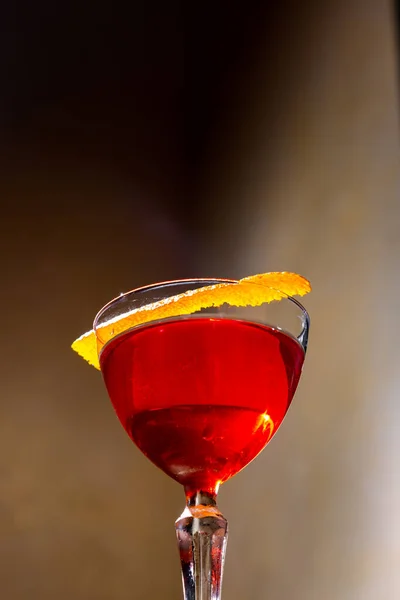 Cocktail Con Buccia Arancia Bicchiere Piedi Sul Tavolo — Foto Stock