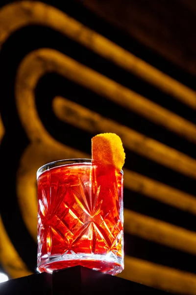 Cocktail Con Buccia Arancia Bicchiere Che Poggia Tavolo Legno Uno — Foto Stock