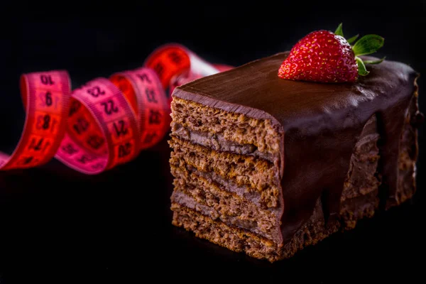 Κέικ Μελιού Καλυμμένο Γλάσο Σοκολάτας Φράουλες Και Μεζούρα Μαύρο Φόντο — Φωτογραφία Αρχείου