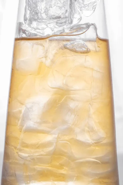 Cocktail Copo Com Gelo Fundo Branco — Fotografia de Stock