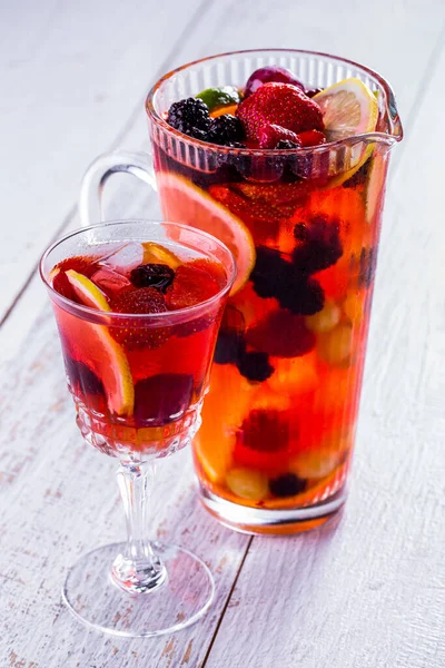 Dekanter Und Glas Mit Weißweinsangria Mit Orangen Zitronen Limetten Brombeeren — Stockfoto