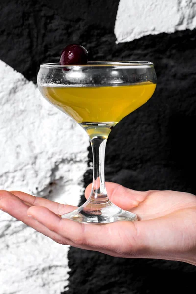 Cocktail Con Olive Bicchiere Tenuto Uomo Sullo Sfondo Una Parete — Foto Stock