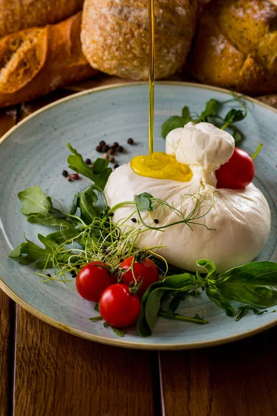 Salad Tomatoes Mozzarella Basil Arugula Pea Sprouts Peppercorns Sauce Plate — Stok fotoğraf