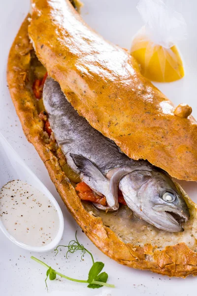 Salmón Relleno Frito Con Salsa Pan Rebanado Brotes Guisantes Verdes — Foto de Stock