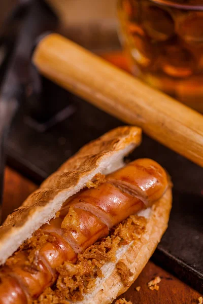 Amerikanischer Hot Dog Mit Schweinswurst Zwiebelflocken Auf Einem Holzbrett Der — Stockfoto