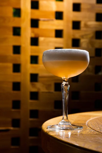 Cocktail Met Gedroogde Sinaasappel Schuim Een Staand Glas Tafel — Stockfoto