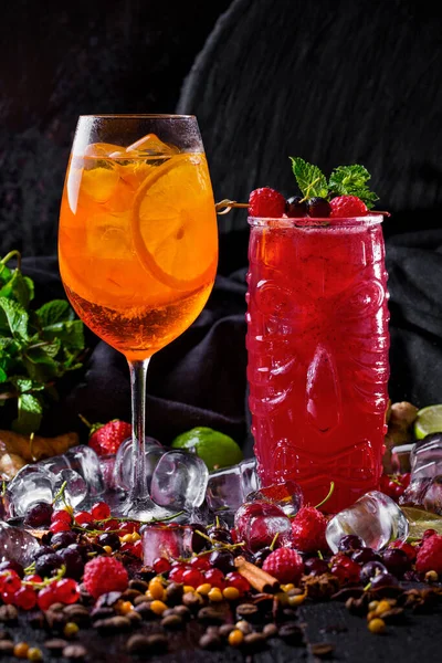Diversi Tipi Cocktail Bicchieri Che Trovano Tavole Legno Con Cetrioli — Foto Stock