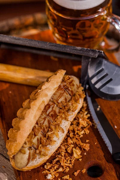 Amerikanischer Hot Dog Mit Großer Putenwurst Gewürzen Zwiebelflocken Auf Einem — Stockfoto