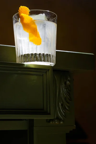 Cocktail Orange Peel Ice Glass Standing Table — Stockfoto