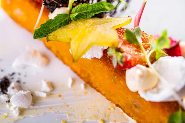 Nane, çilek, yıldız meyvesi, dondurma ve kremalı havuçlu kek. Yatay yönelim