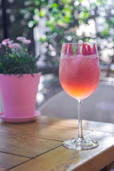 Cocktail Strawberries Mint Flower Petal Glass Standing Table Background Terrace — Foto de Stock