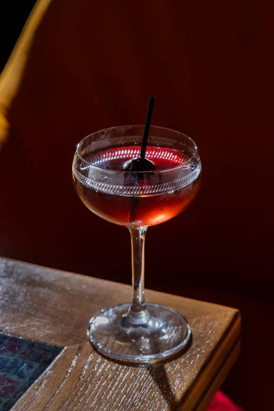 Red Vermouth Olive Skewer Vermouth Poured Crystal Glass Pattern Long — Foto de Stock