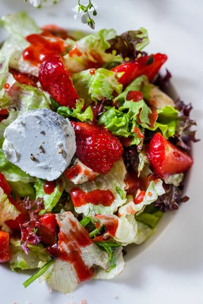 Salad Cheese Strawberries Lettuce Arugula Sauce Plate Wooden Table Glass — Foto de Stock