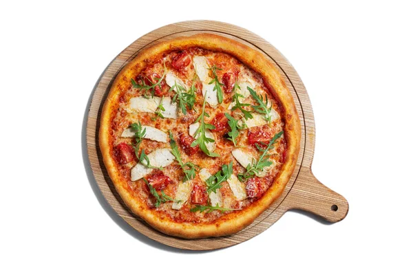 Peynirli pizza, roka, domates, tavuk parçaları ve beyaz arka planda ahşap bir tahta üzerinde sos.