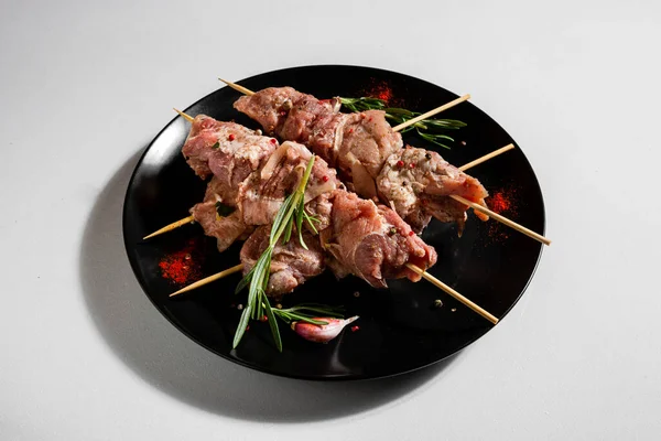 Raw Pork Meat Skewers Peppercorns Paprika Salt Rosemary Garlic Plate — Foto de Stock