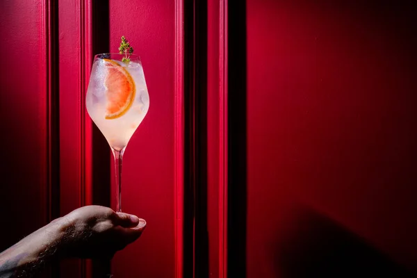 Cocktail Grass Grapefruit Ice Hand Red Wall Background — 스톡 사진