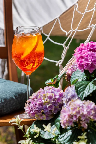 Cocktail Ice Orange Glass Stands Chair Surrounded Flowers — Foto de Stock