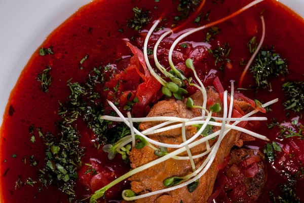 Pancar, maydanoz, taze filizler, patates ve etli çorba.