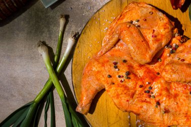 Çiğ tütün soslu tavuk leşi. Pırasa, sarımsak, kırmızı biber, defne yaprağı, tuz ve biberli. Yatay yönelim