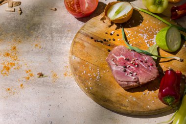 Tahta tahtada çiğ domuz eti, pırasa, dolma biber, kabak, defne yaprağı, domates, tuz ve biber. Yatay yönelim