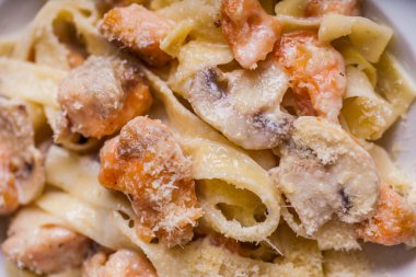 Etli makarna, şampiyon, peynir, masanın üstünde.