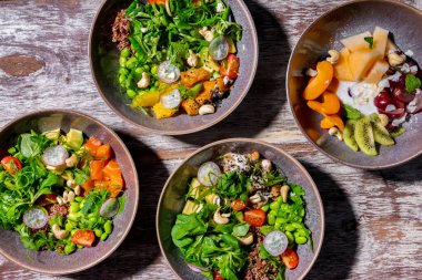 Somon, peynir, turp, fasulye, filizlenmiş tohumlar, chuka, fındık, domates, fesleğen ve maydanozlu salata, domates, maydanoz, susam, fındık, avokado, portakal, turp, filizlenmiş tohumlar ve avokado ile salata. , 