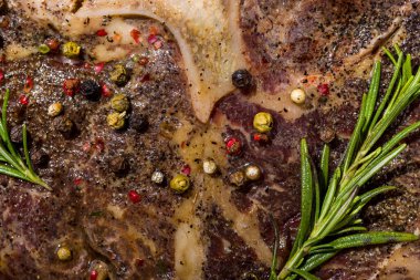 Biberiyeli sığır eti ve yakın plan biberiyeli mısır. Yatay yönelim