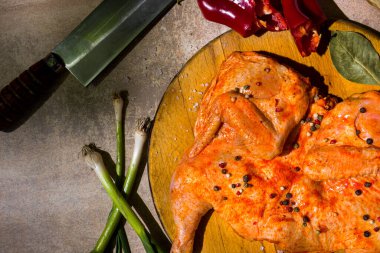 Çiğ tütün soslu tavuk leşi. Pırasa, sarımsak, kırmızı biber, defne yaprağı, tuz ve biberli. Yatay yönelim