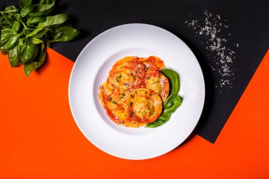 Soslu, peynirli, maydanozlu ve fesleğenli Ravioli.