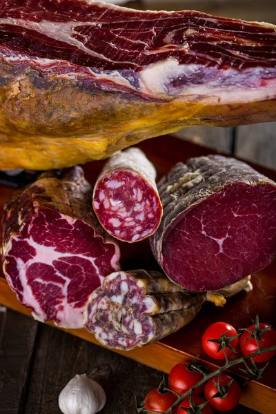 Viande Séchée Basturma Saucisse Jamon Salami Tomates Cerises Ail Sur — Photo