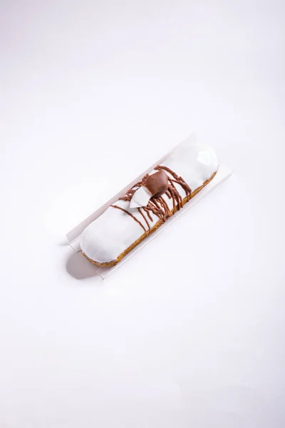 Eclair White Icing Chocolate White Background — Fotografia de Stock