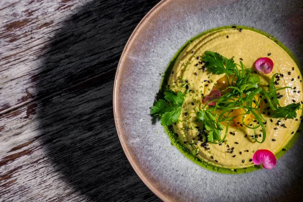 Humus Met Peterselie Bloemblaadjes Chuka Sesamzaad Saus Een Bord Een — Stockfoto