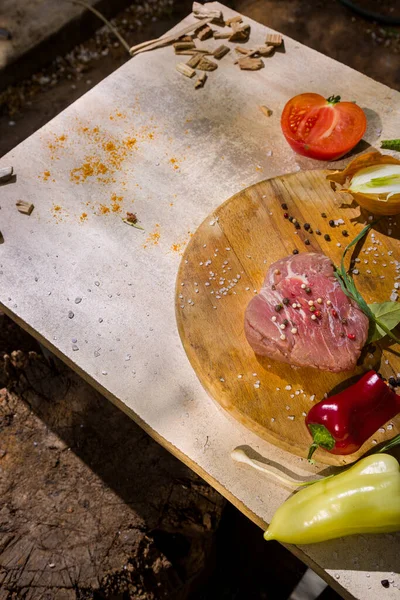 Rohe Schweineschnitzel Mit Lauch Paprika Zucchini Lorbeerblättern Tomaten Salz Und — Stockfoto