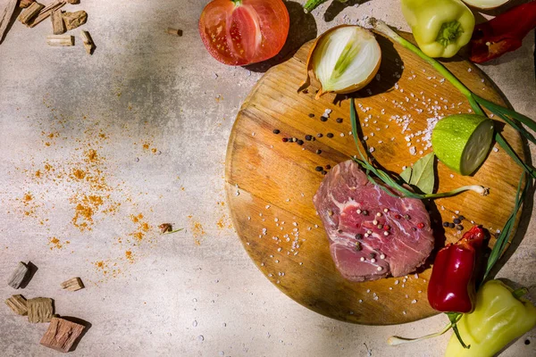 Rohe Schweineschnitzel Mit Lauch Paprika Zucchini Lorbeerblättern Tomaten Salz Und — Stockfoto