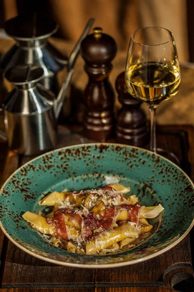 ワインペッパーシェーカーと塩シェーカーのガラス板上の板にプロシュット チーズとムール貝のスパゲッティ — ストック写真