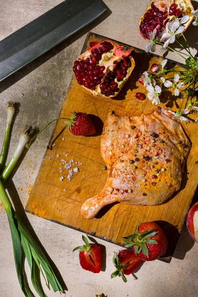 Roh Marinierte Entenhaxe Mit Lauch Erdbeeren Apfel Granatapfel Kirschzweig Kurkuma — Stockfoto