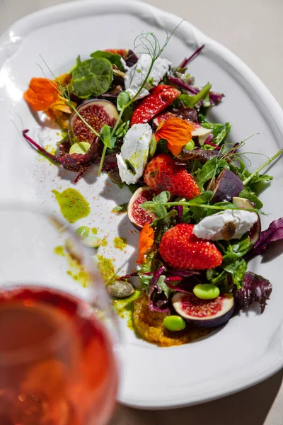 Salad Strawberries Figs Pea Sprouts Mozzarella Flower Petals Pesto Sauce — Fotografia de Stock