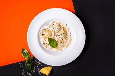 Beyaz soslu, peynirli, maydanozlu ve fesleğenli Ravioli.