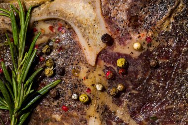 Biberiyeli sığır eti ve yakın plan biberiyeli mısır. Yatay yönelim