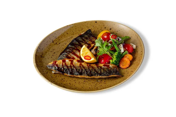 Fried fish fillet with tomatoes, asparagus beans, peppers, carrots, broccoli, parsley and mushrooms in a plate on a white background