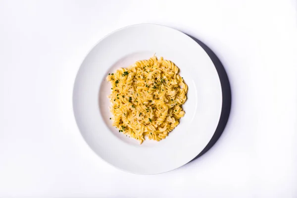 Farklı Tipte Peynirli Makarna Beyaz Arka Planda Maydanoz — Stok fotoğraf