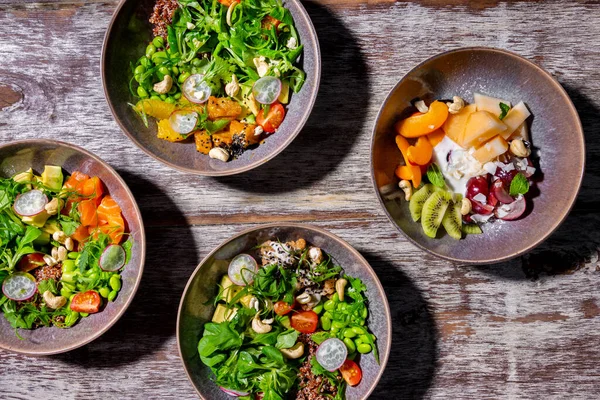 Somon, peynir, turp, fasulye, filizlenmiş tohumlar, chuka, fındık, domates, fesleğen ve maydanozlu salata, domates, maydanoz, susam, fındık, avokado, portakal, turp, filizlenmiş tohumlar ve avokado ile salata. , 