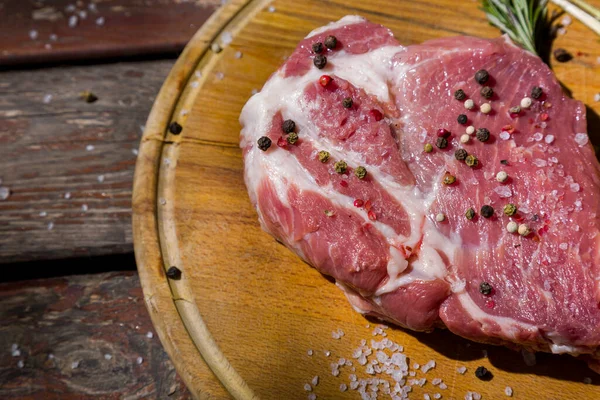 Raw Beef Meat Cloves Garlic Hot Pepper Rosemary Salt Peppercorns — Stock Photo, Image